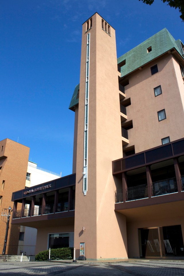 Close up of the front of the Crowne Plaza Gloverhill - the verandah still exists and the Art Deco tower was probably added during the 1930s.