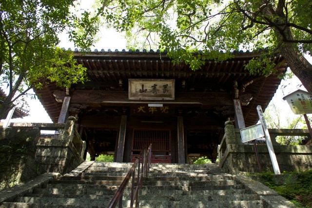 Inner doorway in the Shofuku-ji.