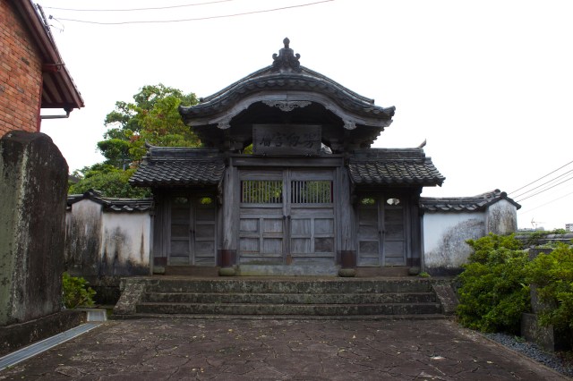 An ancient doorway in the Koofukuji complex.