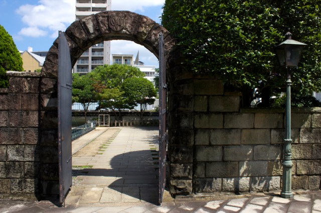 A reconstructed archway with the V.O.C. logo carved on it.