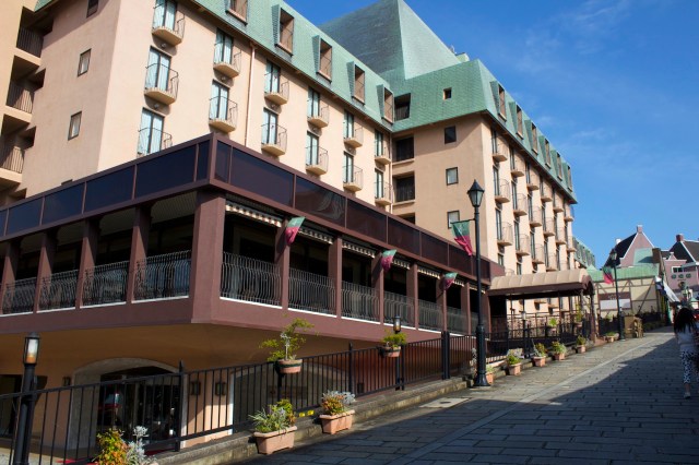 Side view of the hotel up towards Glover Hill. 