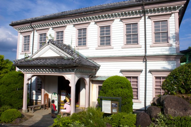 The former residence of the President of the Nagasaki District Court (1883) has a distinctly East-West architecture.