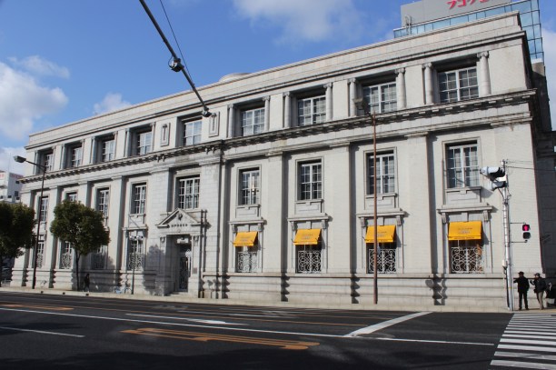 The first of the four remaining buildings on the Bund - the Kobe Yusen Building 神戸郵船ビル.  The Kobe Yusen is a mailboat  / shipping company.  