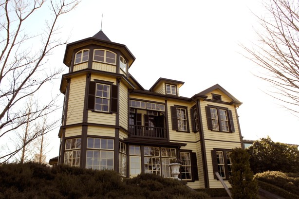 Bluff 18 residence, also known as the "Diplomat's house" is an important American-Victorian style building. It was home to Sadatsuchi Uchida, who was a diplomat during the Meiji era and served as the New York Consul General. 