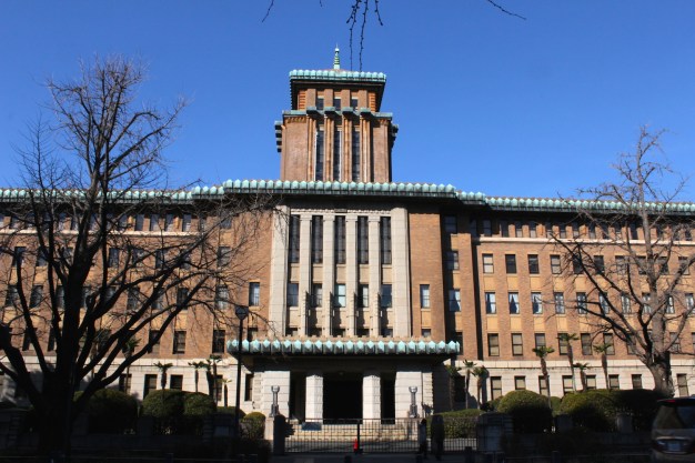 The Kanagawa Prefectural Office (1928) sits at the intersection between the Bund and Nihon Oo Dori. 