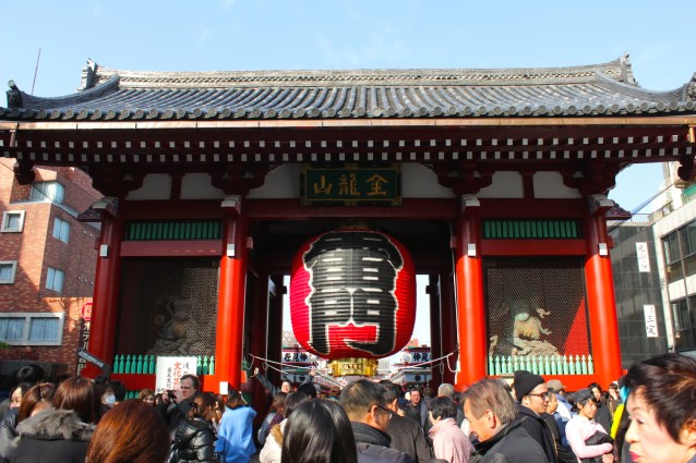 The Kaminarimon雷門, or "Thunder Gate" - the ever-popular entrance to the Asakusa Shrine (Senso-ji). 