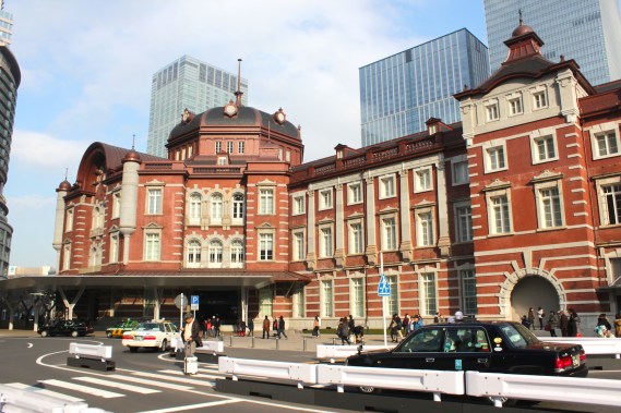 View of one of the entrances to Tokyo Station. The hotel occupies the upper floors of the entire building. 