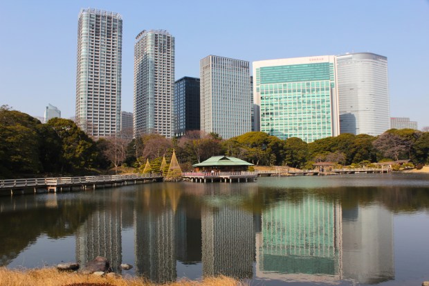 Classic view of the Hamarikyu Gardens 浜離宮恩賜庭園, with the Conrad Hotel in the background, and the gardens' famous teahouse at centre. 