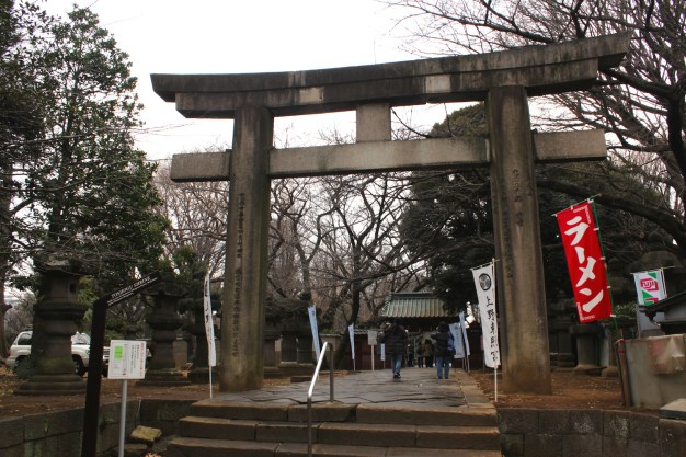 A sombre Shinto torii marks the entrance to the Tosho-gu 東照宮.