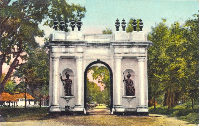 The Amsterdam Gate was the gate to Batavia Castle. It was demolished in the 1950s to make way for a road.