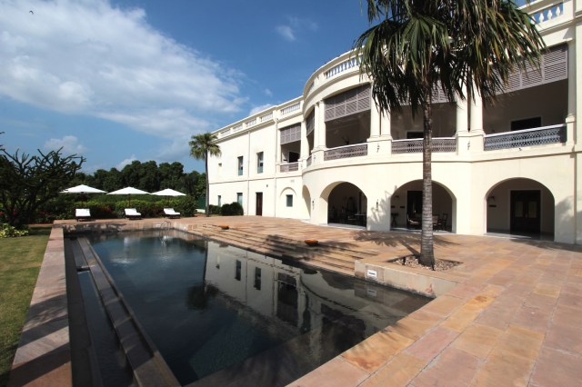 17 - Palace and Pool