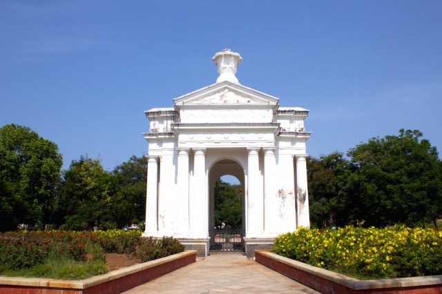 17 - Place du Gouvernement - Park Monument 1863