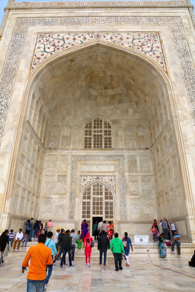 10 - Taj Entrance