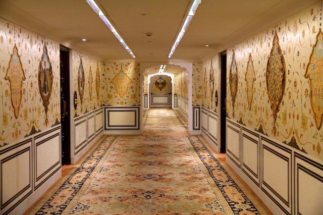 17 - Wandering the rooms