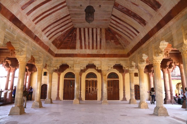 9 - Diwan e Am Inside