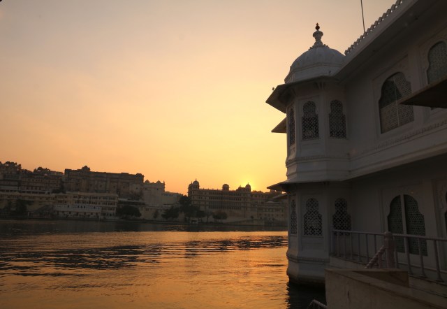 19 - lake palace sunset