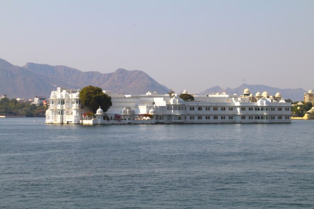 2 - approaching the lake palace