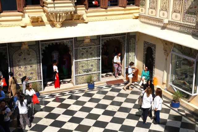 4 - city palace tourists