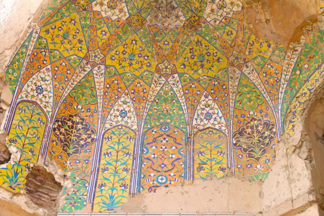 19 - Detail Mughal tile